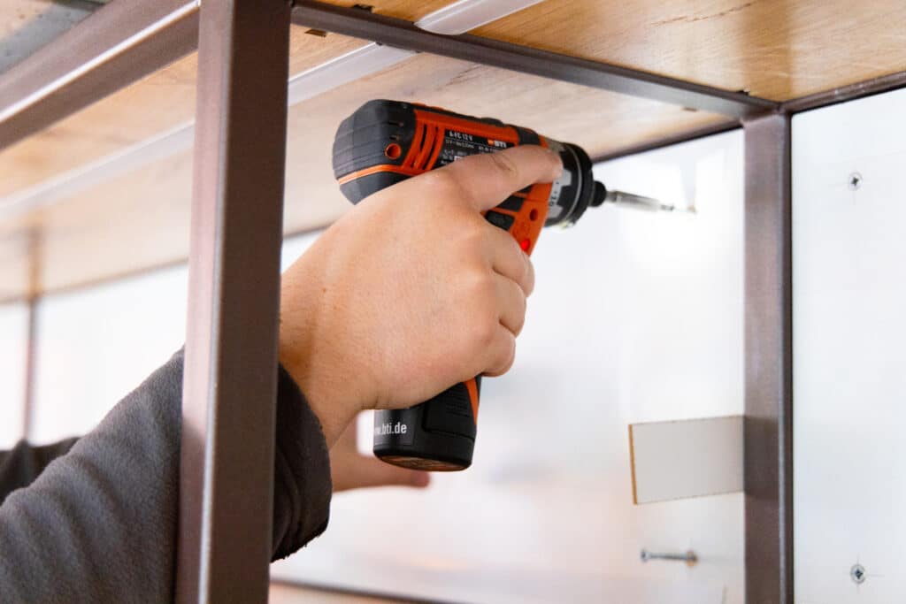 Handwerker - Hausmeister Akkuschrauber reparieren